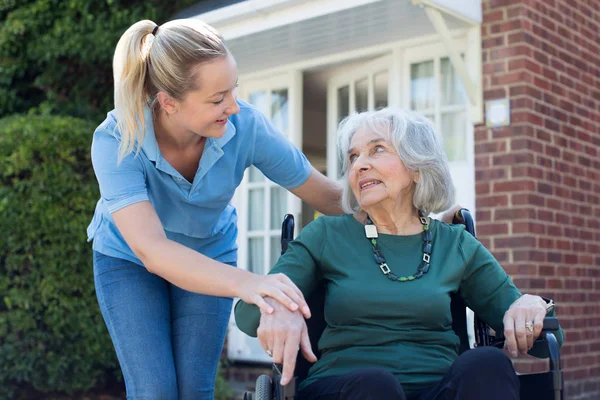 Verzorger Duwen Senior Vrouw Rolstoel Buiten Huis — Stockfoto