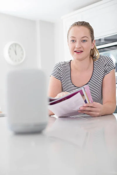 Mujer Leyendo Revista Casa Haciendo Pregunta Asistente Digital Casa — Foto de Stock