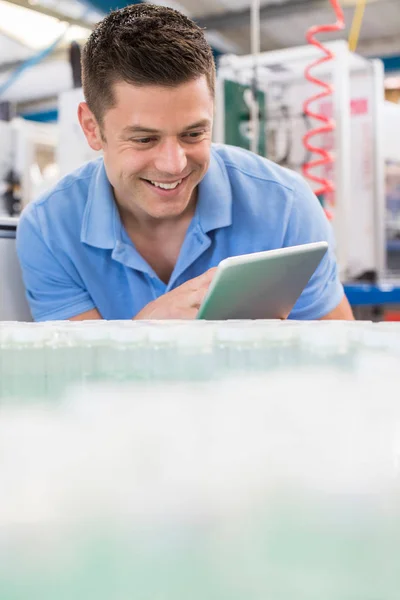 Ingeniero Masculino Con Tableta Digital Que Trabaja Fábrica Que Capsula — Foto de Stock