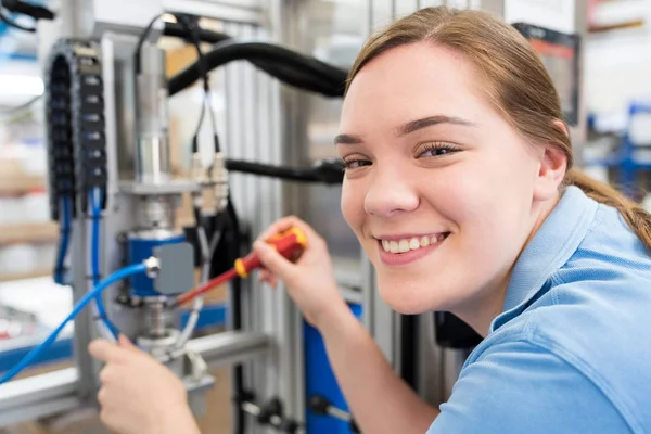 Retrato Del Ingeniero Aprendiz Femenino Que Trabaja Máquina Fábrica —  Fotos de Stock