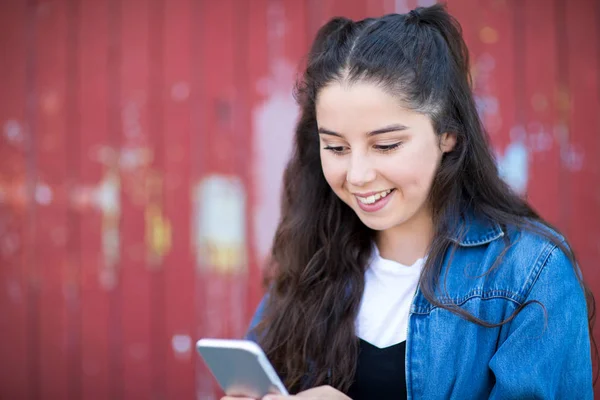 Adolescenta Fata Texting Telefon Mobil Setare Urbană — Fotografie, imagine de stoc