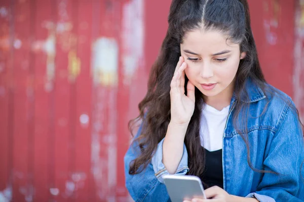 Teenager Mädchen Wird Freien Opfer Von Mobbing Sms — Stockfoto