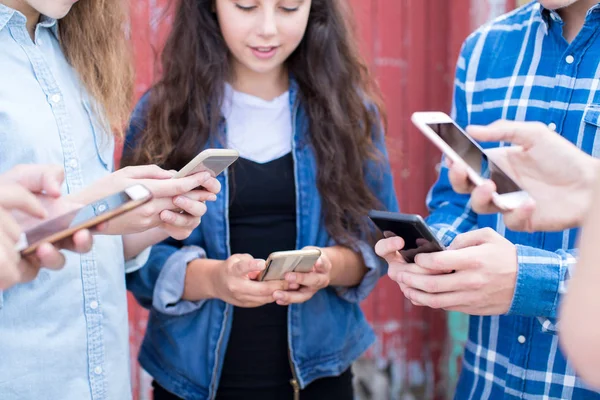 Nahaufnahme Einer Gruppe Jugendlicher Frösche Die Urbaner Umgebung Auf Mobiltelefone — Stockfoto