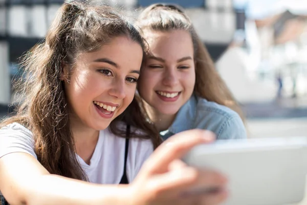 Дві Дівчини Підлітки Беруть Селфі Мобільному Телефоні Відкритому Повітрі — стокове фото
