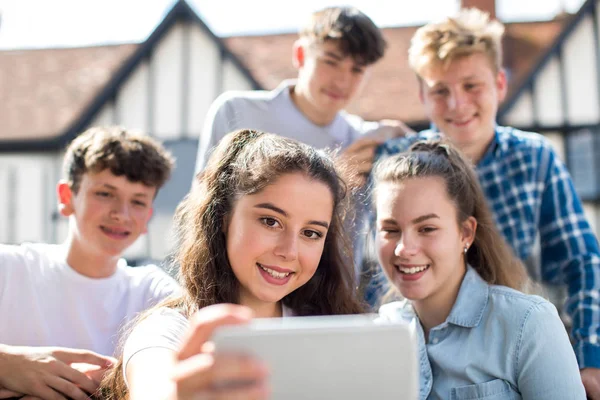 Group Teenagers Taking Selfie Mobile Phone Outdoors — Stock Photo, Image