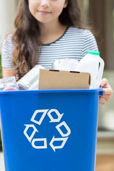 Primer Plano Adolescente Chica Fuera Casa Llevando Papelera Reciclaje — Foto de Stock