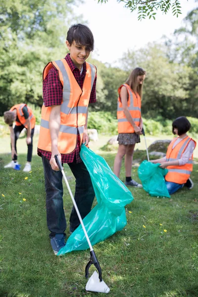 Grupo Adolescentes Útiles Recogiendo Basura Campo — Foto de Stock