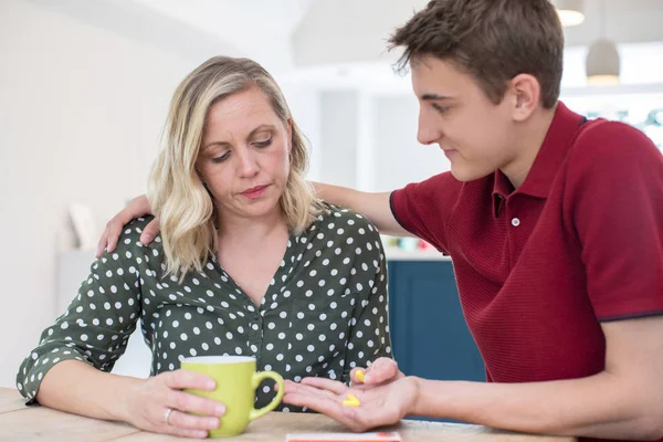 Hijo Adolescente Que Ayuda Los Padres Sufrir Con Problemas Salud — Foto de Stock