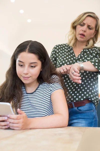 Mãe Argumentando Com Filha Adolescente Sobre Uso Telefone Móvel — Fotografia de Stock