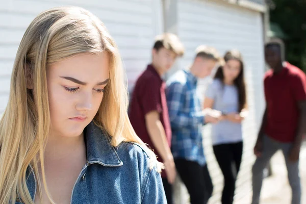 Unglückliches Teenager Mädchen Das Von Gleichaltrigen Beklatscht Wird — Stockfoto