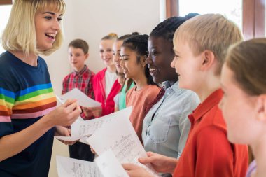 Çocuklarda okul koro öğretmeni tarafından teşvik ediliyor