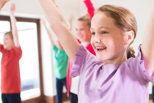 Grupo Niños Disfrutando Clase Teatro Juntos — Foto de Stock