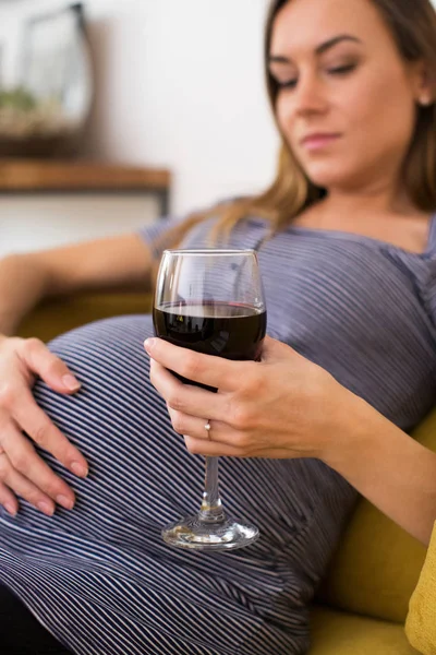 Preocupada Embarazada Bebiendo Vino Tinto Casa — Foto de Stock