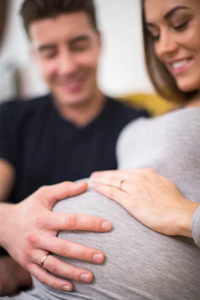 Pareja Embarazada Sentada Sofá Con Hombre Tocando Estómago Las Mujeres — Foto de Stock