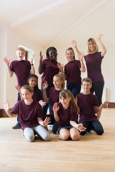 Retrato Niños Maestros Disfrutando Juntos Taller Teatro — Foto de Stock