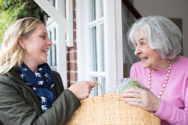 Kadın komşu kadın kıdemli alışveriş ile yardım
