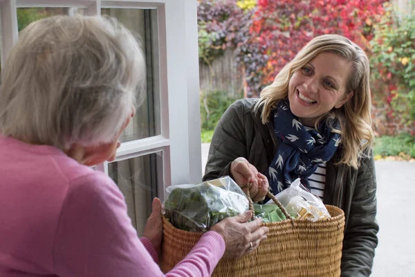 Female Neighbor Helping Senior Woman Shopping — Stock Photo, Image