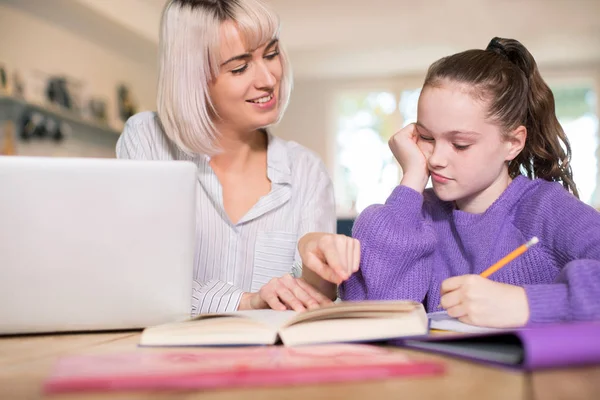 Femeie Acasă Tutor Ajutor Tineri Fata Lupta Studii — Fotografie, imagine de stoc