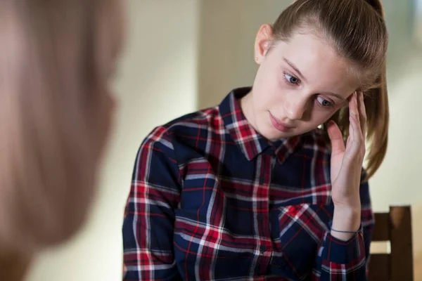 Καταθλιπτική Έφηβη Κοπέλα Συνάντηση Σύμβουλο — Φωτογραφία Αρχείου