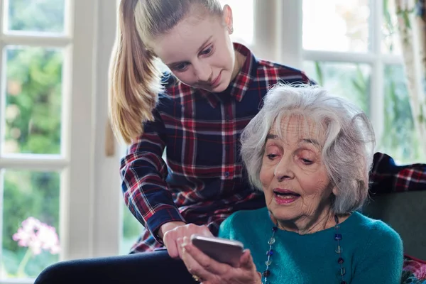 Tonåriga Barnbarn Visar Mormor Hur Man Använder Mobiltelefon — Stockfoto