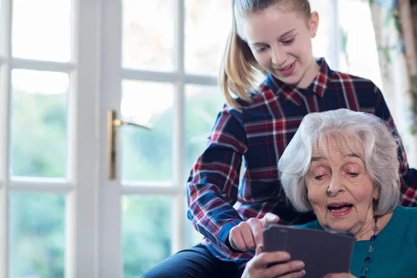 十几岁的孙女显示奶奶如何使用数字平板 — 图库照片