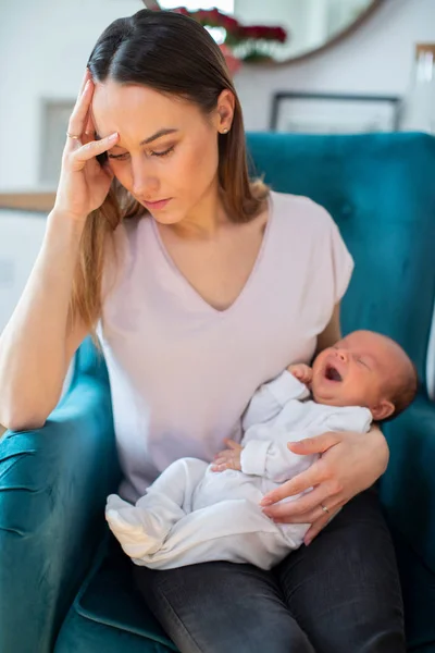 Madre Estresada Sosteniendo Llanto Del Bebé Que Sufre Depresión Postnatal — Foto de Stock