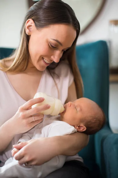 Madre Amantísima Alimentando Bebé Recién Nacido Con Biberón Casa — Foto de Stock