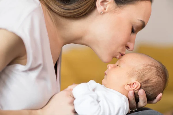 Madre Amorosa Acurrucándose Hijo Bebé Dándole Beso Frente — Foto de Stock
