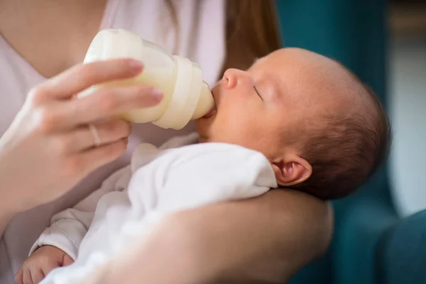 Primer Plano Madre Que Amaba Alimentar Bebé Recién Nacido Con — Foto de Stock
