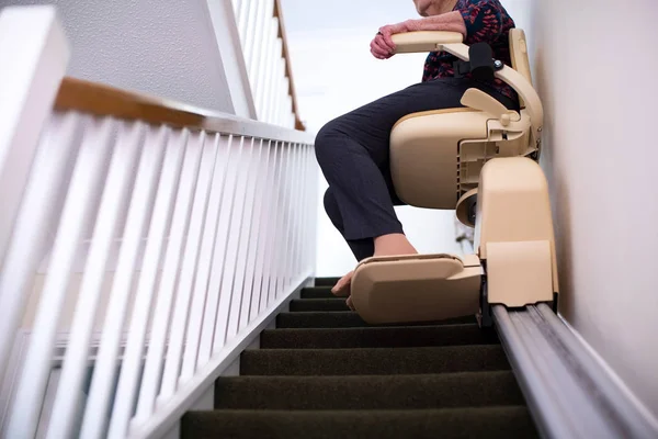 Detalle Mujer Mayor Sentada Elevador Escaleras Casa Para Ayudar Movilidad —  Fotos de Stock