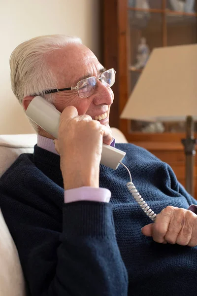 Hombre Mayor Sonriente Usando Teléfono Casa —  Fotos de Stock