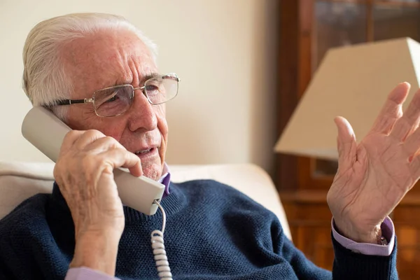 Старший Чоловік Отримує Небажаний Телефонний Дзвінок Додому — стокове фото