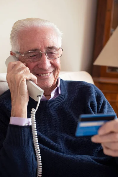 Homem Sênior Casa Dando Detalhes Cartão Crédito Telefone — Fotografia de Stock