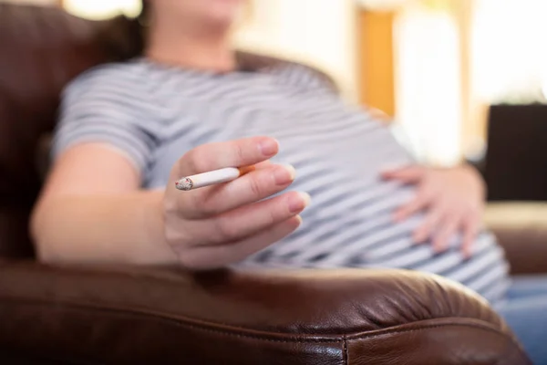 Primer Plano Mujer Embarazada Hogar Fumando Cigarrillo — Foto de Stock