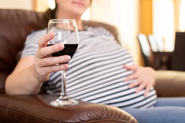 Close Mulher Grávida Bebendo Vinho Tinto Sentado Sofá Casa — Fotografia de Stock