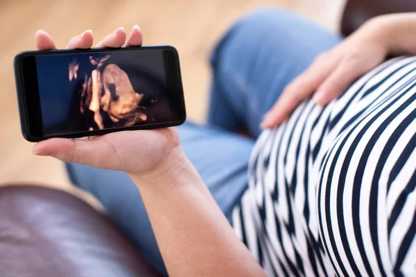 Detalle Mujer Embarazada Mirando Imagen Del Bebé Teléfono Móvil — Foto de Stock