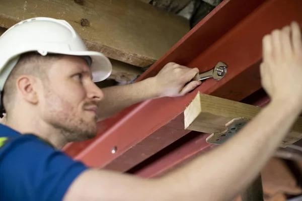 改装された家の天井に鋼の支持ビームをフィッティング建設労働者 — ストック写真