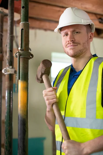 Retrato Trabalhador Construção Com Sledgehammer Que Demoliu Parede Casa Renovada — Fotografia de Stock