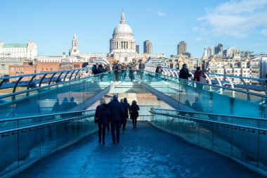 St Pauls Cathedral Londra İngiltere'de doğru Millennium yaya köprüsü üzerinde görünümü