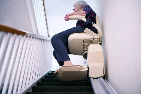 Seniorin Sitzt Hause Auf Treppenlift Mobilität Fördern — Stockfoto