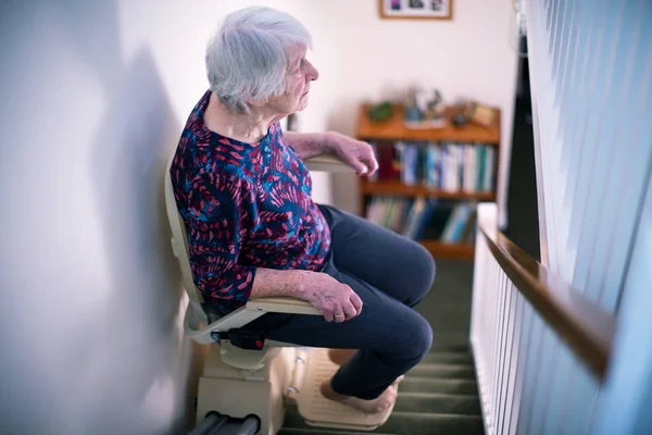 Seniorin Sitzt Hause Auf Treppenlift Mobilität Fördern — Stockfoto