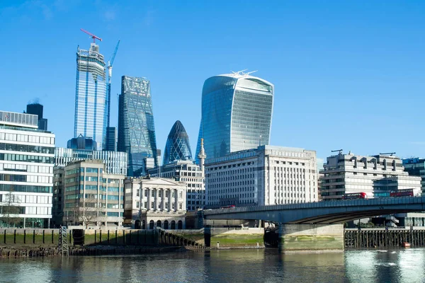 Skyline Financeiro Londres Com Rio Tamisa Ponte Londres Primeiro Plano — Fotografia de Stock