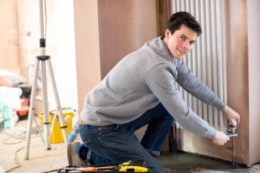 Erkek tesisatçı Oda evin içinde dikey radyatör montaj portresi