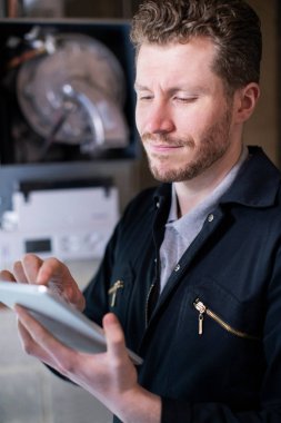 Kalorifer kazan dijital Tablet kullanarak hizmet erkek Isıtma mühendisi