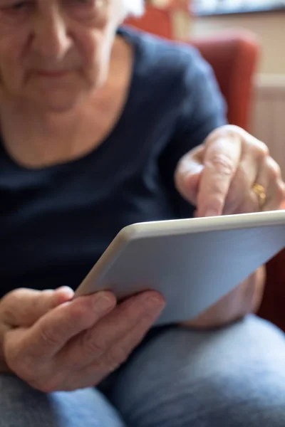 Κοντινό Πλάνο Των Ανώτερων Γυναίκα Χρησιμοποιώντας Ψηφιακό Tablet Στο Σπίτι — Φωτογραφία Αρχείου