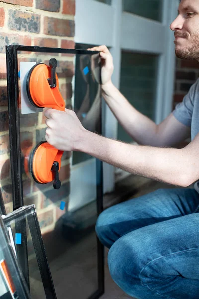 Trabajador Construcción Prepara Para Encajar Vidrio Nuevas Ventanas — Foto de Stock