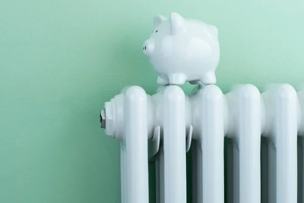Piggy Bank Balanceada Radiador Para Ilustrar Los Costos Energía — Foto de Stock