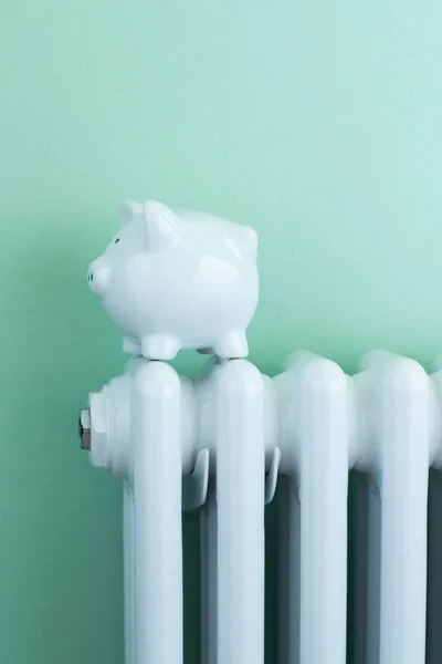 Piggy Bank Balanceada Radiador Para Ilustrar Los Costos Energía — Foto de Stock
