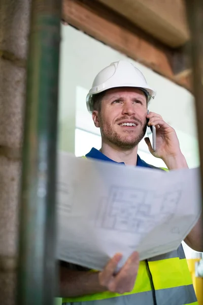 Architekt Uvnitř Domu Zrekonstruovaný Studovat Plány Mluvit Mobilním Telefonu — Stock fotografie