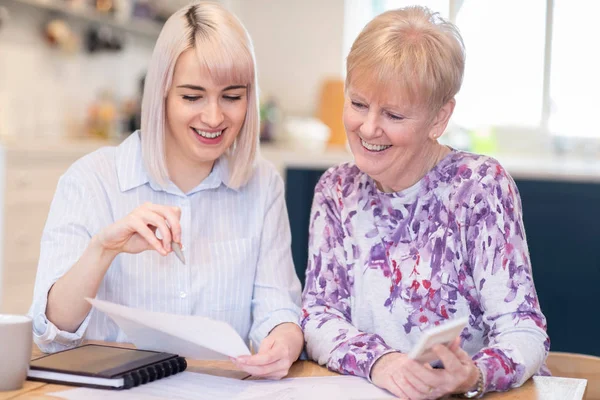 Finanzberater hilft Seniorin bei Papierkram — Stockfoto